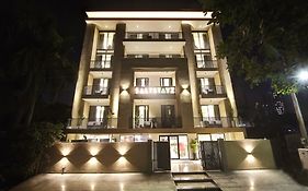 Saltstayz Premier - Galleria Market Road & Sector 27